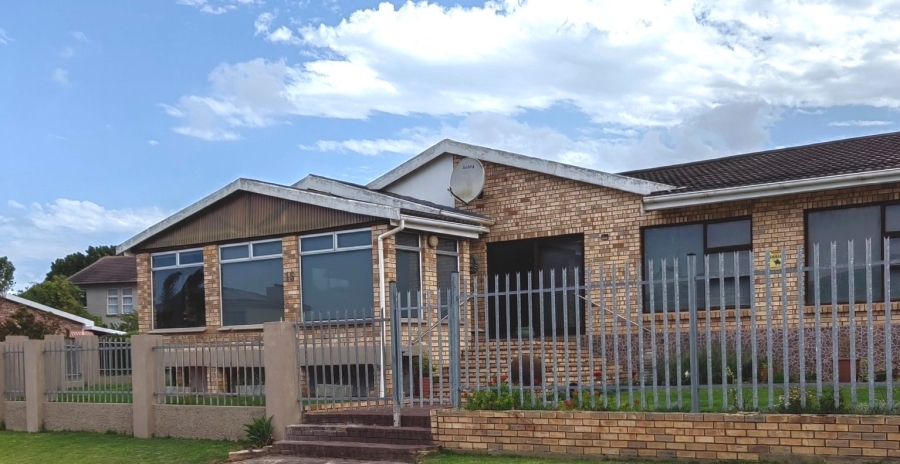 4 Bedroom Property for Sale in Wavecrest Eastern Cape